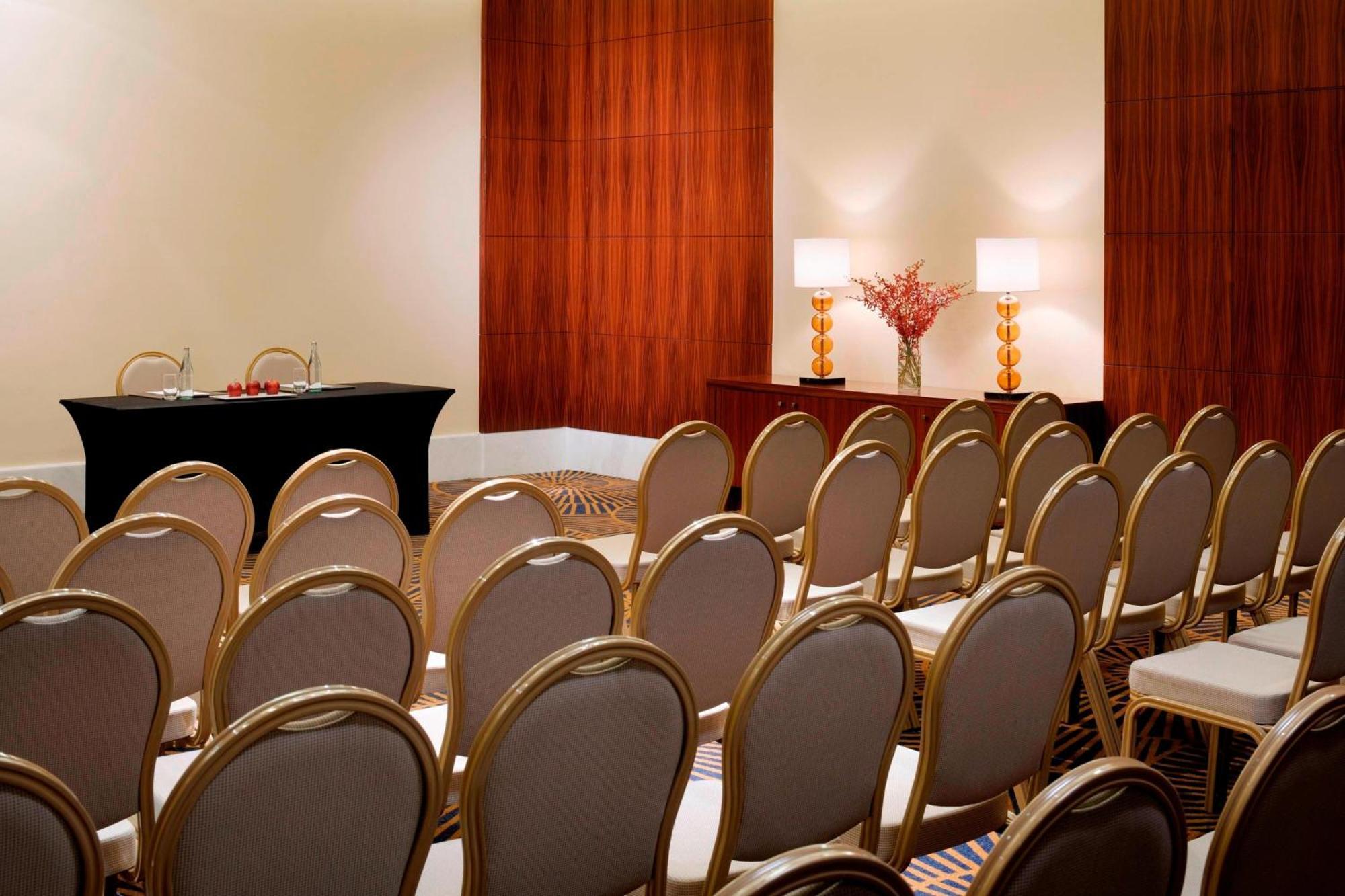 Marriott Hotel Al Jaddaf, Dubai Exterior photo A meeting room at the Four Seasons Hotel in Washington, D.C.