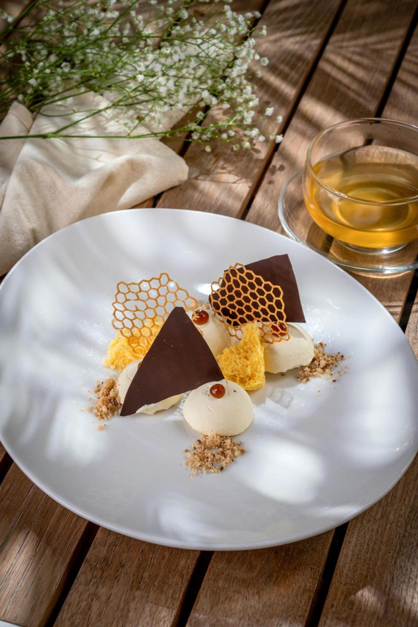 Marriott Hotel Al Jaddaf, Dubai Exterior photo Chocolate and honey dessert