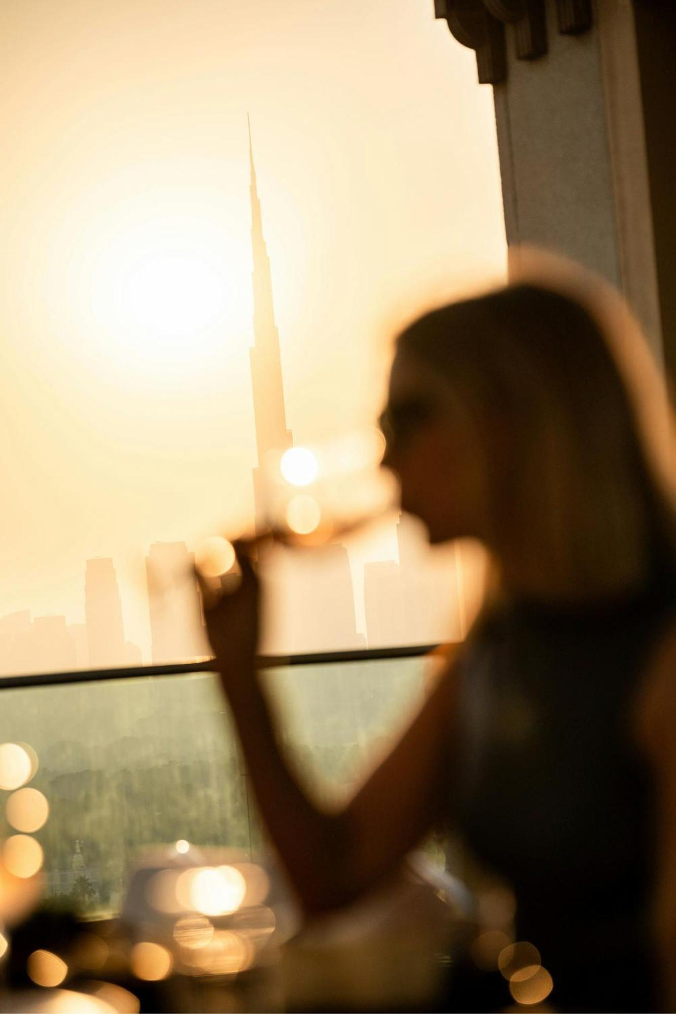Marriott Hotel Al Jaddaf, Dubai Exterior photo A woman in a darkened room